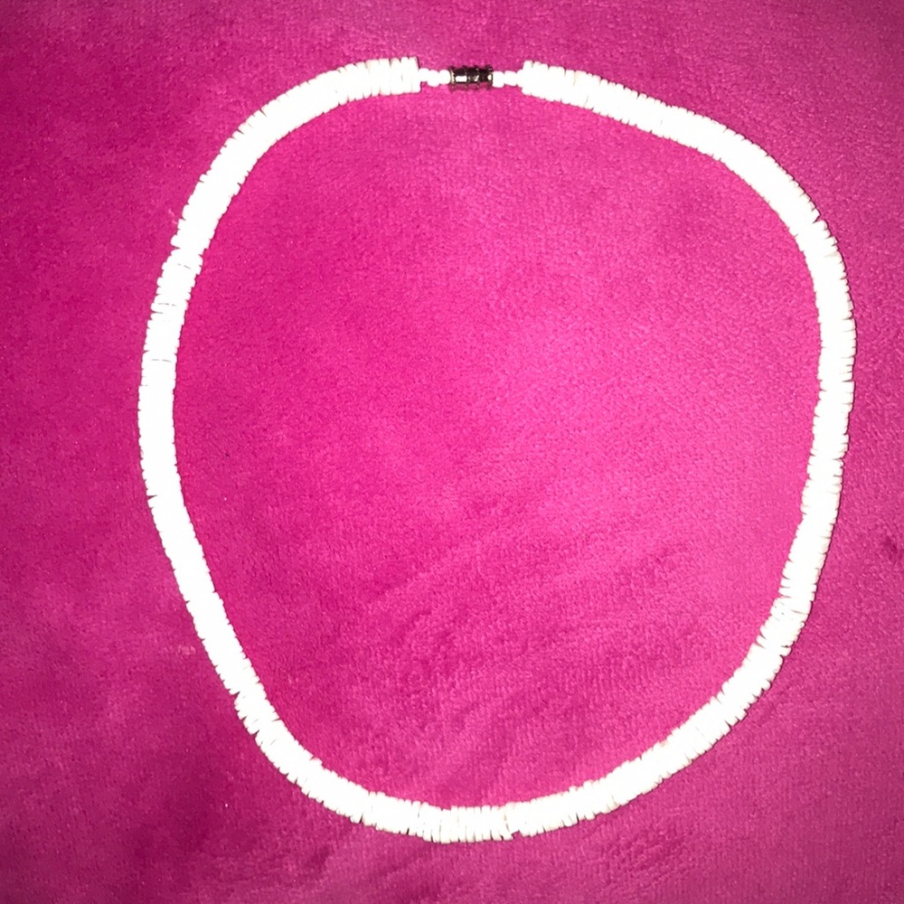White Chip Hawaiian necklace
